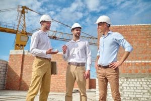 trois-hommes-communiquant-au-chantier-construction