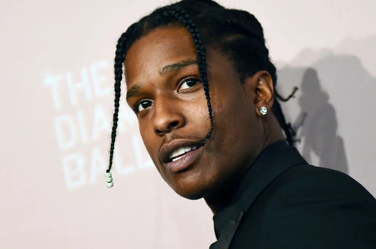 A$AP Rocky, célèbre rappeur et compagnon de Rihanna, fera face à un procès pour avoir blessé par balle un ancien ami.