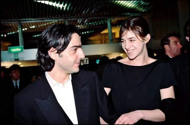 Charlotte Gainsbourg et Yvan Attal réinventent leur amour depuis 33 ans : une romance épique qui n'a de cesse de se renouveler.