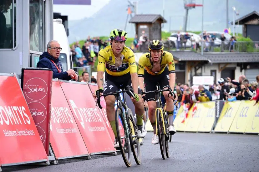 Primoz Roglic, héroique, s'impose au Critérium du Dauphiné 2024 avec une avance de 8 secondes, tandis que Carlos Rodriguez triomphe lors de la huitième épreuve.