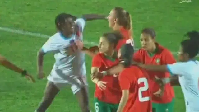 Choc sur le terrain de football féminin : Une joueuse perd ses nerfs et balance un violent coup de poing à sa rivale !