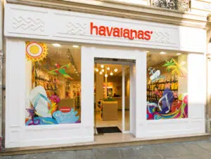 Havaianas inaugure un pop-up store sur les Champs-Elysées en préparation des JO 2024