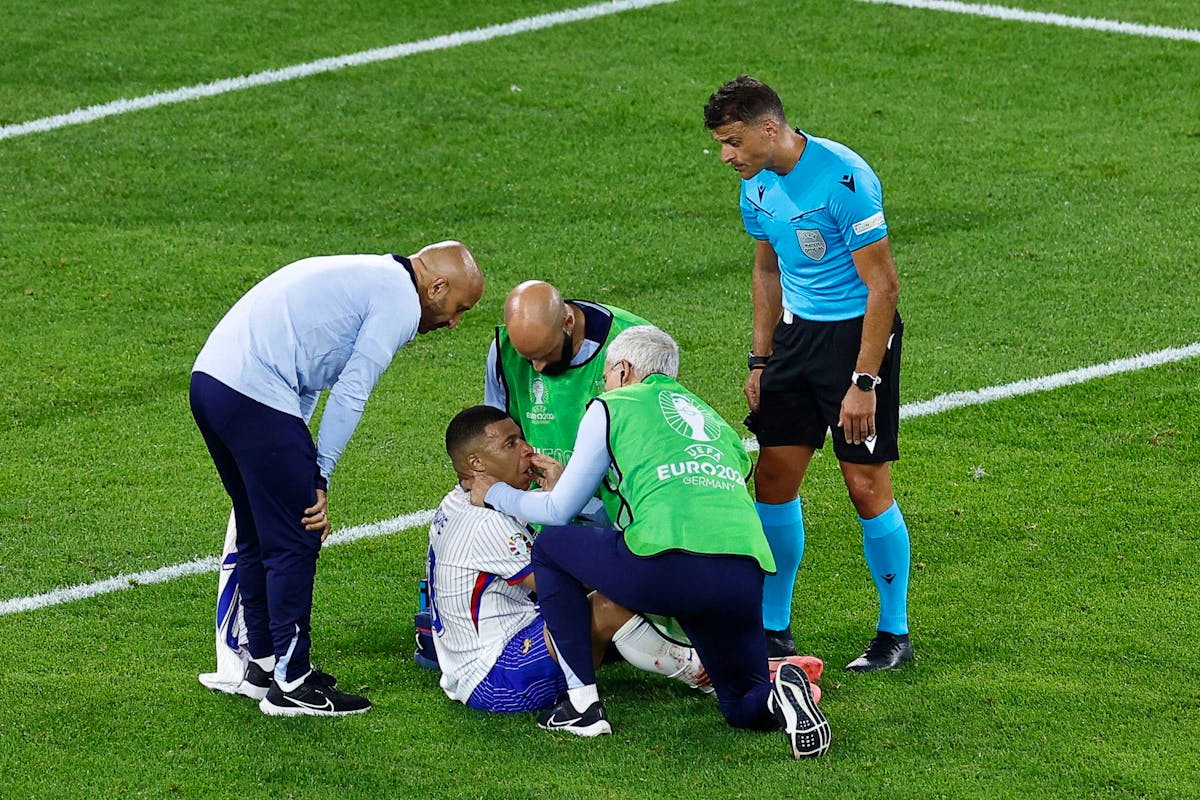 Choc à l'Equipe de France : Mbappé blessé, l'intervention hilarante d'Antoine Dupont pour le sauver !