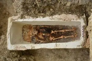 Découverte Exceptionnelle à Chartres : Un Mystérieux Sarcophage Mérovingien, Inviolé Depuis 1500 Ans, Révélé par des Archéologues !