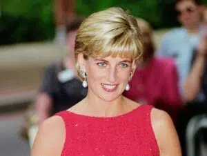 Lady Diana : Le Secret Florale de Son Mariage Révélé – Un Parfum de 15 000 Fleurs Toujours en Vente