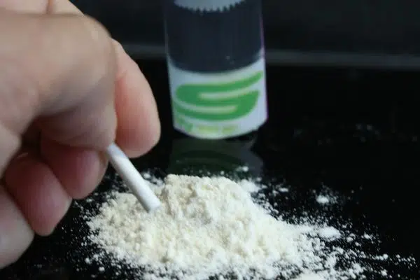 Polémique autour de Sniffy : la poudre énergisante à la cocaïne bientôt interdite détaillée !