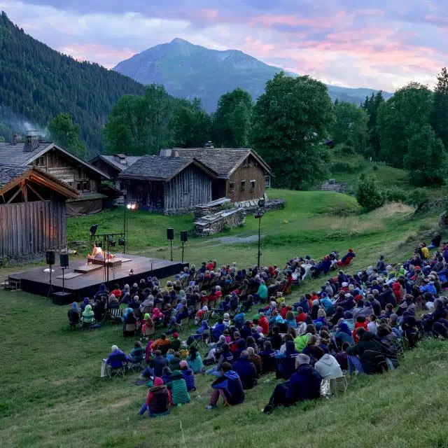 Spectateurs en Apesanteur : Le Festival Théâtre dans les Alpages Enchante la Haute-Savoie